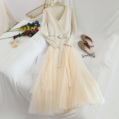 Korszerű női szett, melyben egy kardigán és egy ruha több színben is megtalálható tüllvel