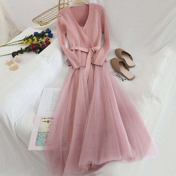 Korszerű női szett, melyben egy kardigán és egy ruha több színben is megtalálható tüllvel