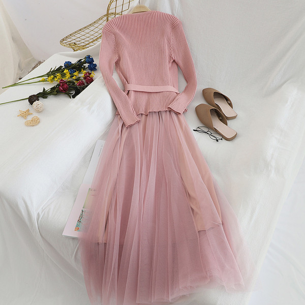 Korszerű női szett, melyben egy kardigán és egy ruha több színben is megtalálható tüllvel