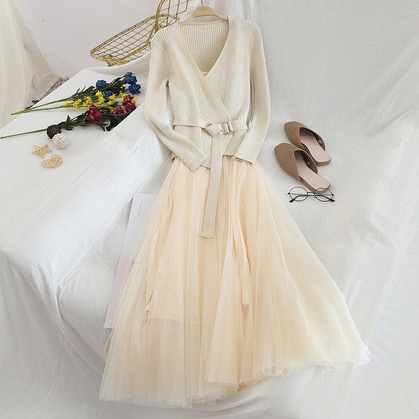 Korszerű női szett, melyben egy kardigán és egy ruha több színben is megtalálható tüllvel