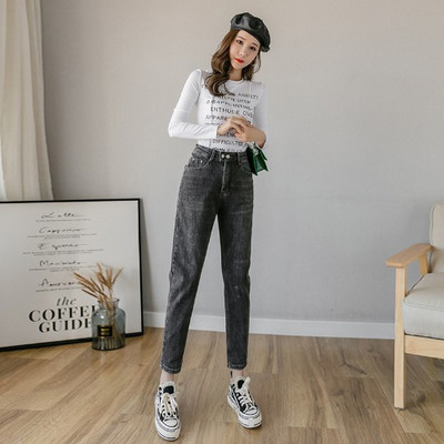 A jelenlegi női farmer új modellje kék és fekete színben