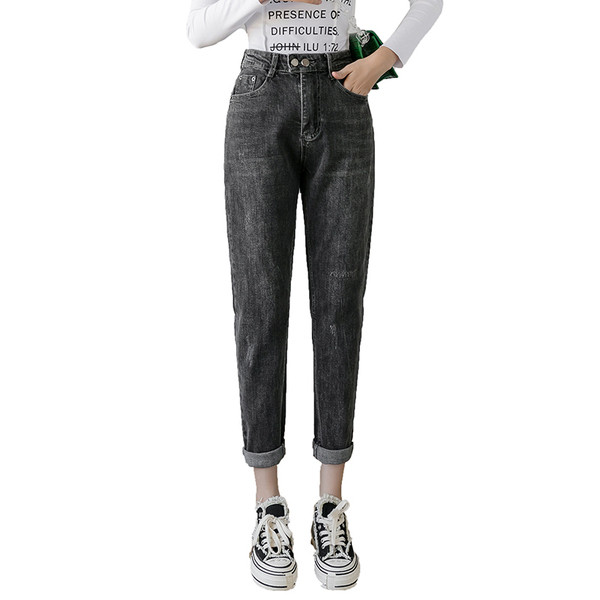 A jelenlegi női farmer új modellje kék és fekete színben