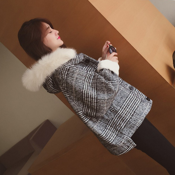 Modern női kockás kabát fehér pehellyel