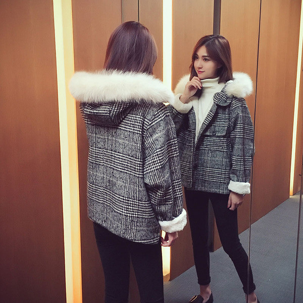 Modern női kockás kabát fehér pehellyel