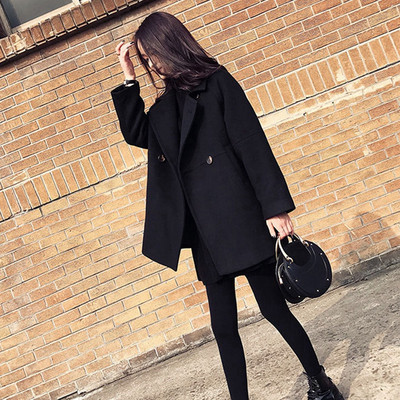 Stílusos női kabát fekete zsebekkel