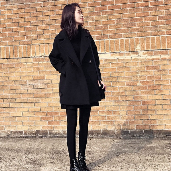 Stílusos női kabát fekete zsebekkel