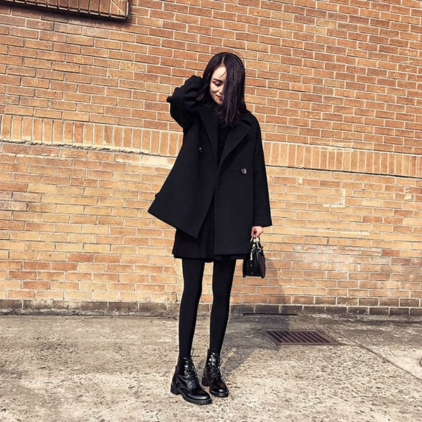 Stílusos női kabát fekete zsebekkel