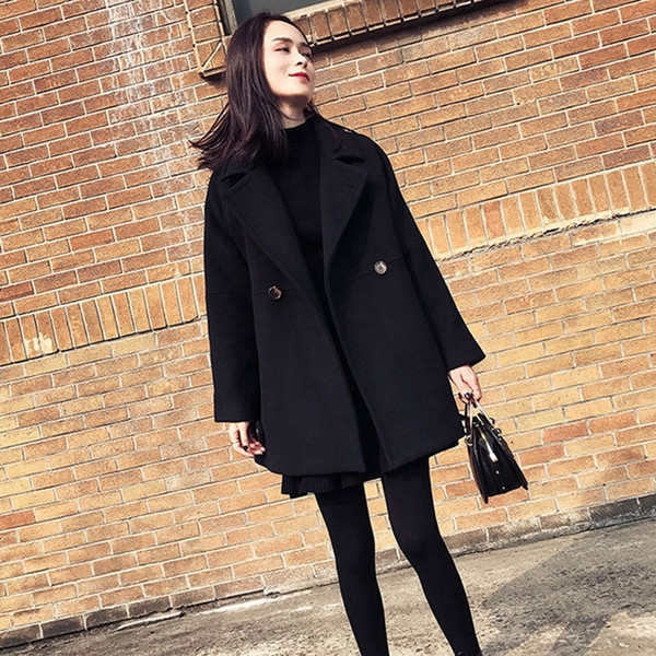 Stílusos női kabát fekete zsebekkel