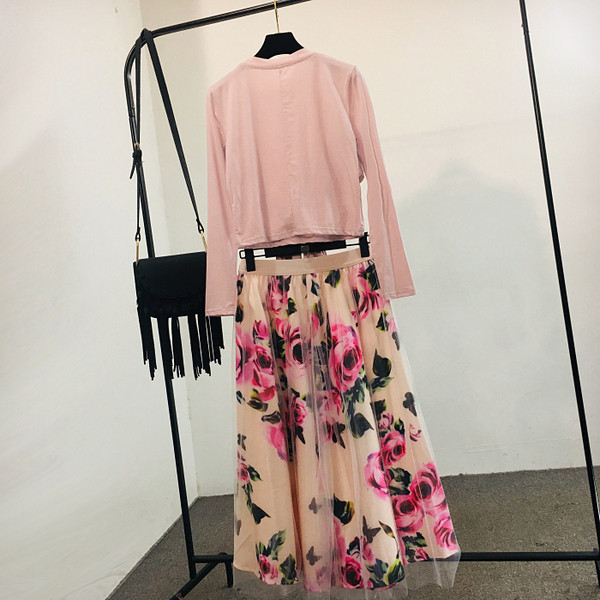 Két részből álló, modern női szett - szoknya és blúz