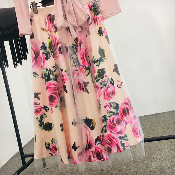 Két részből álló, modern női szett - szoknya és blúz