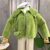 Stílusos női pehelykabát táskával több színben