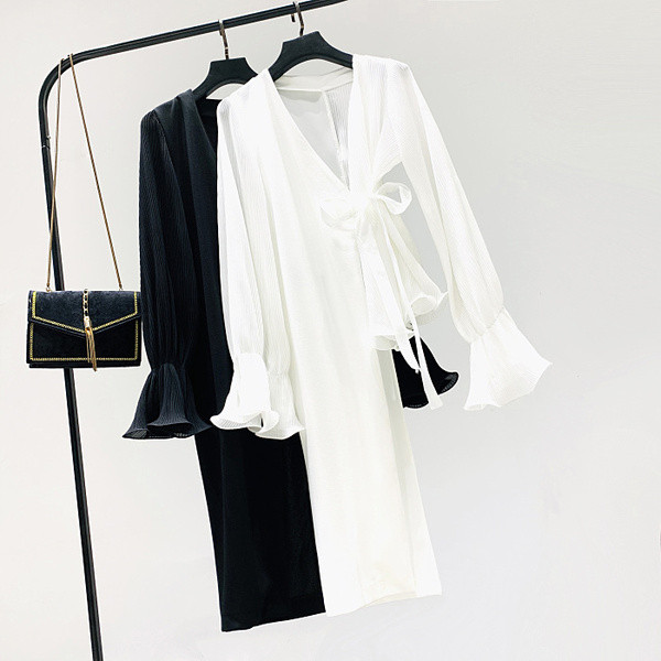 Cămașă elegantă de damă cu decolteu spitz model asimetric în alb-negru