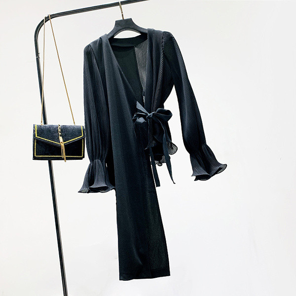 Cămașă elegantă de damă cu decolteu spitz model asimetric în alb-negru