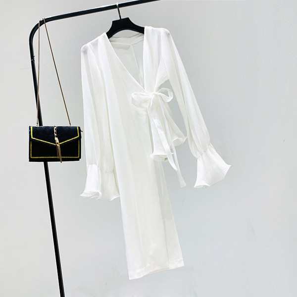 Cămașă elegantă de damă cu decolteu spitz model asimetric în alb-negru