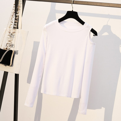 Lezser női blúz csupasz váll és ovális nyakkivágással, fekete-fehér színben