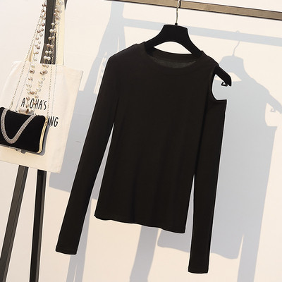 Lezser női blúz csupasz váll és ovális nyakkivágással, fekete-fehér színben