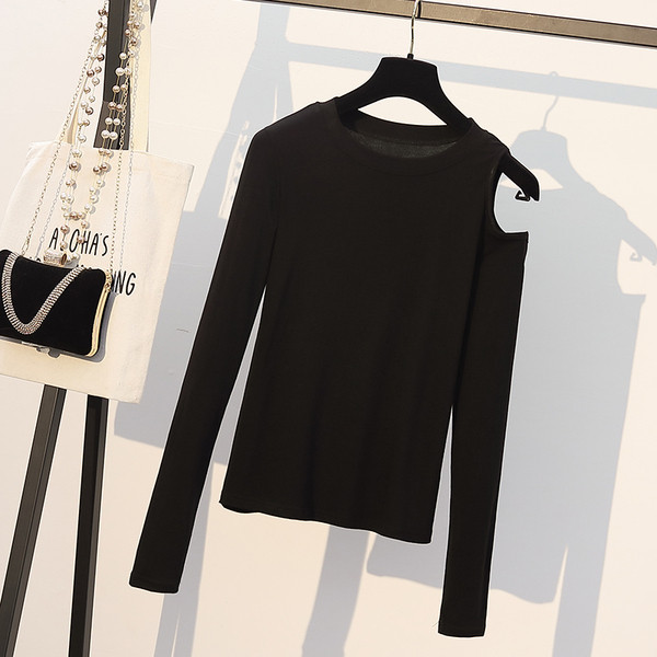 Lezser női blúz csupasz váll és ovális nyakkivágással, fekete-fehér színben