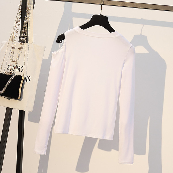 Lezser női blúz csupasz váll és ovális nyakkivágással, fekete-fehér színben