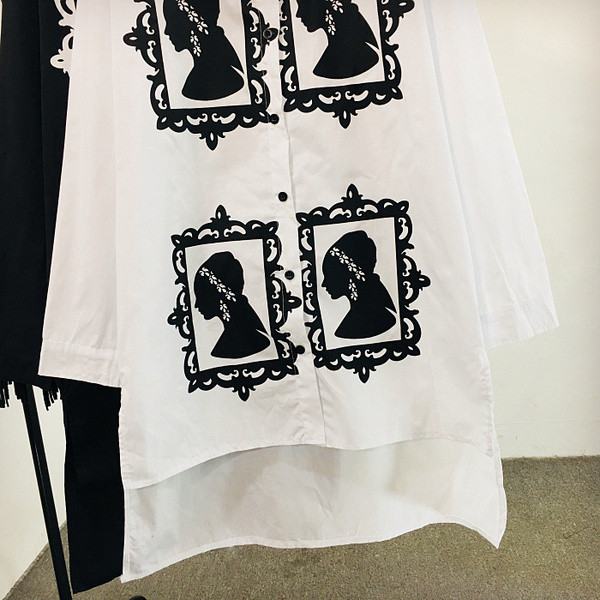 Fekete-fehér rátéttel ellátott női ing - aszimmetrikus modell