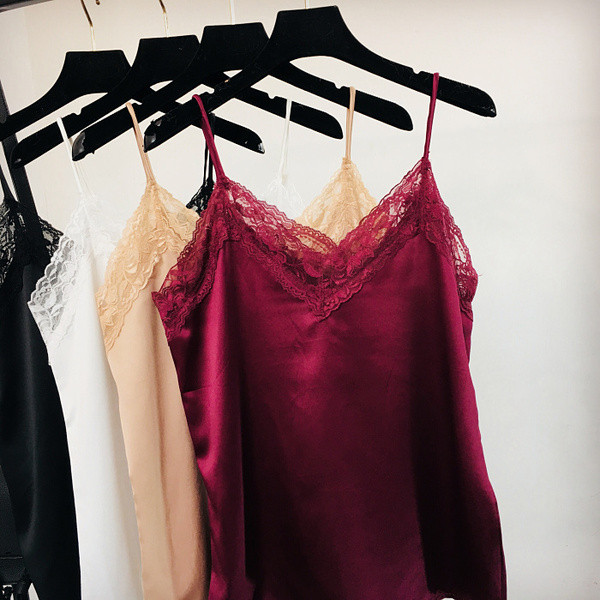 Női szatén felső csipkével és vékony pántokkal, piros, sárga és fehér színben