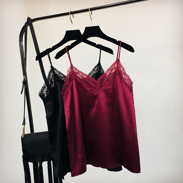 Női szatén felső csipkével és vékony pántokkal, piros, sárga és fehér színben