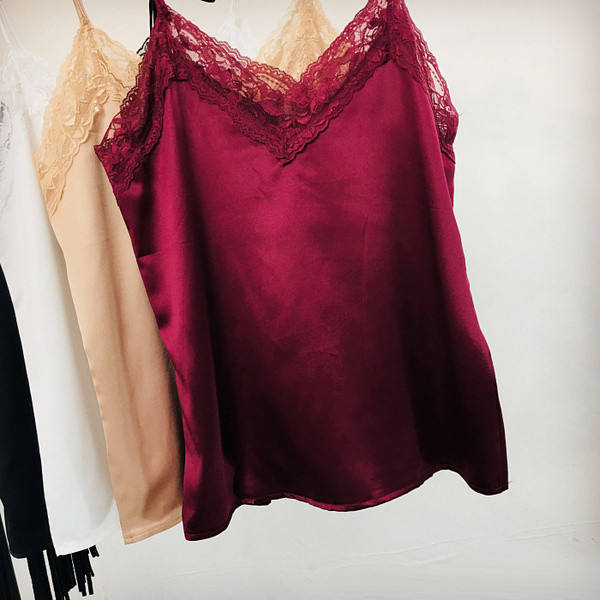 Női szatén felső csipkével és vékony pántokkal, piros, sárga és fehér színben