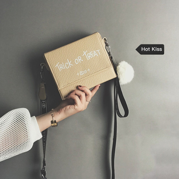 Női táska felirattal és hosszú füllel három színben