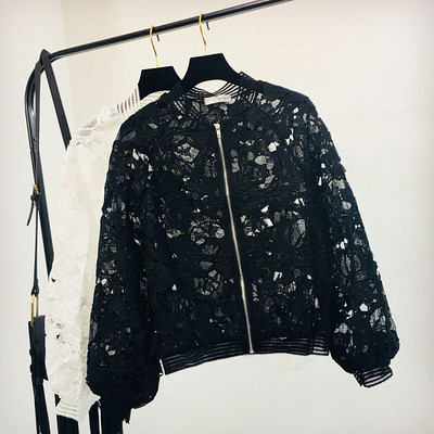 Fehér és fekete csipkés női kabát