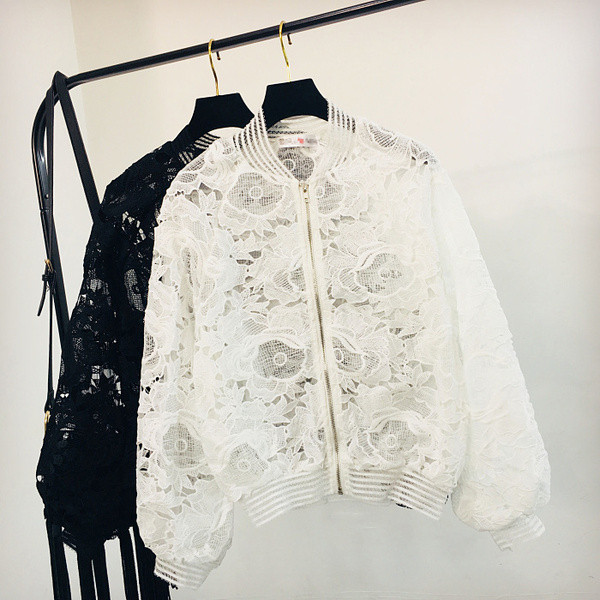 Fehér és fekete csipkés női kabát