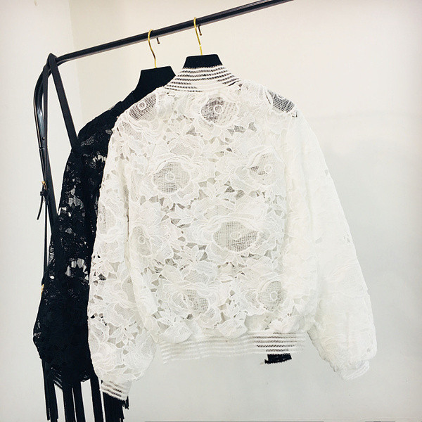 Fehér és fekete csipkés női kabát