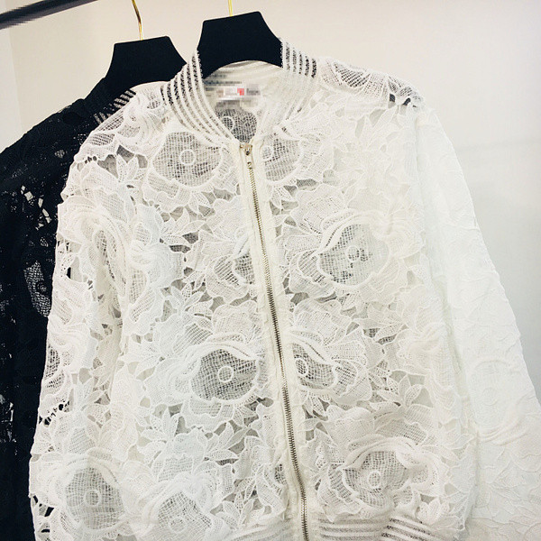 Fehér és fekete csipkés női kabát