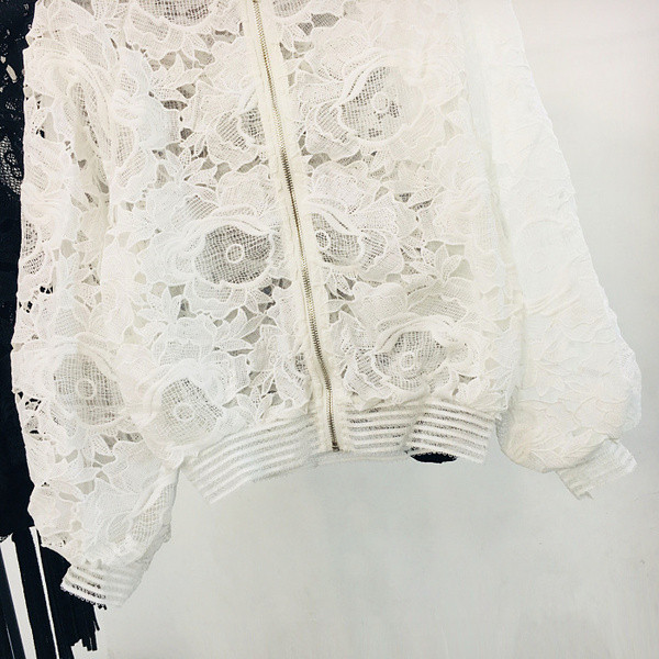 Fehér és fekete csipkés női kabát