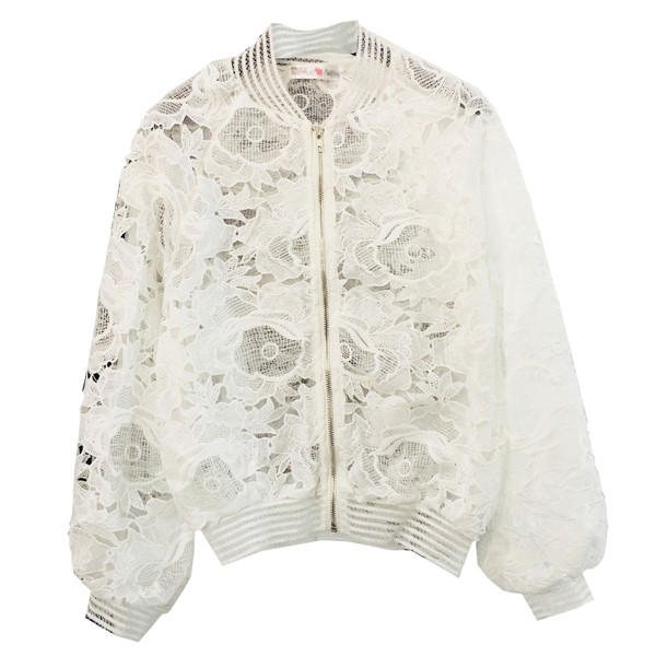 Fehér és fekete csipkés női kabát