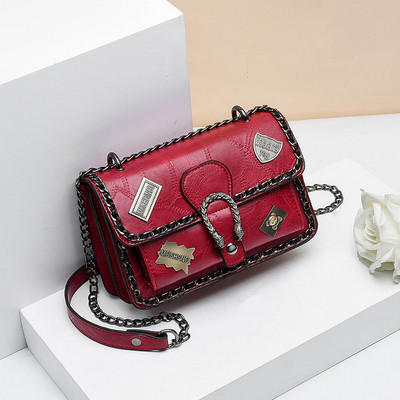 Stílusos kézitáska fém elemekkel, különböző színekben