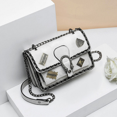 Stílusos kézitáska fém elemekkel, különböző színekben