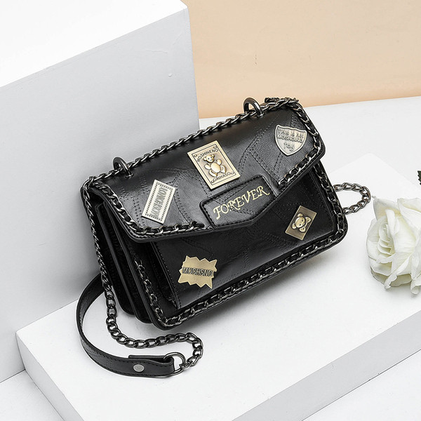 Stílusos kézitáska fém elemekkel, különböző színekben