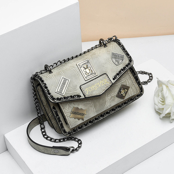 Stílusos kézitáska fém elemekkel, különböző színekben