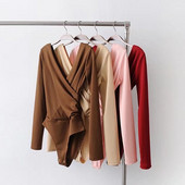 Modern női test mély nyakkivágással és hosszú ujjakkal