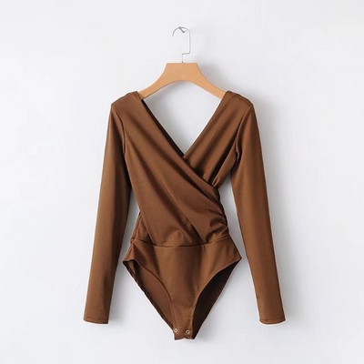 Modern női test mély nyakkivágással és hosszú ujjakkal