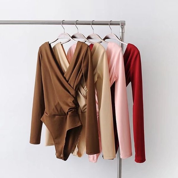 Modern női test mély nyakkivágással és hosszú ujjakkal