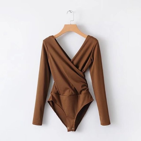 Modern női test mély nyakkivágással és hosszú ujjakkal