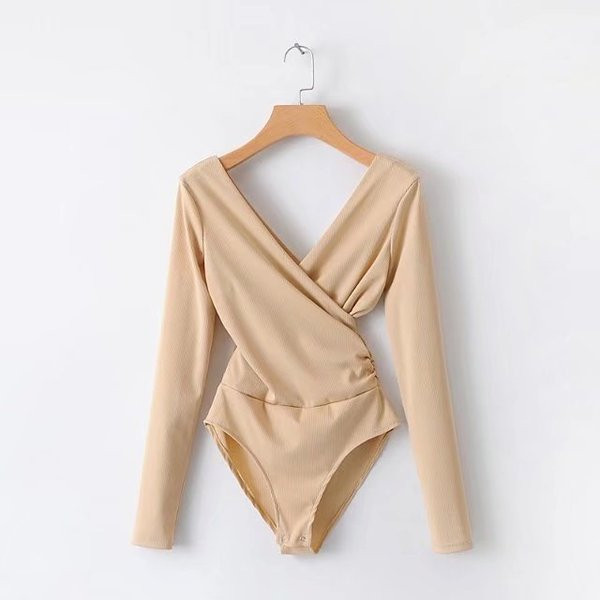 Modern női test mély nyakkivágással és hosszú ujjakkal