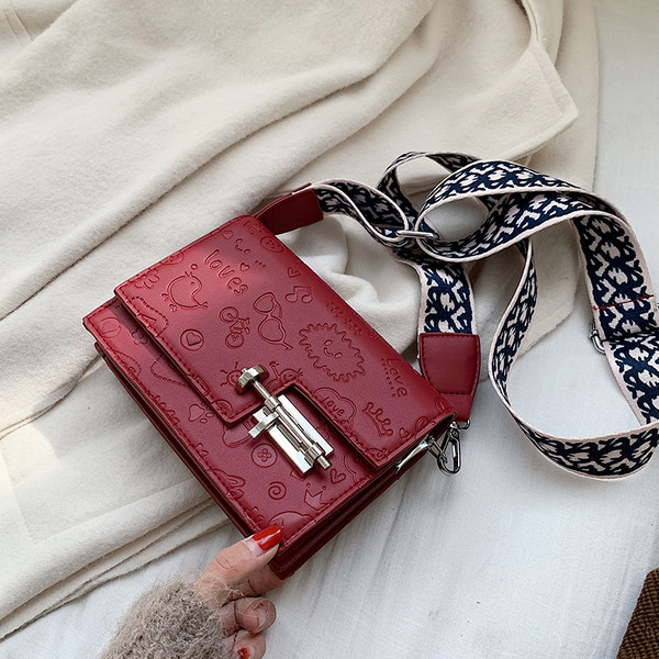 Modern női táska fém elemmel több színben