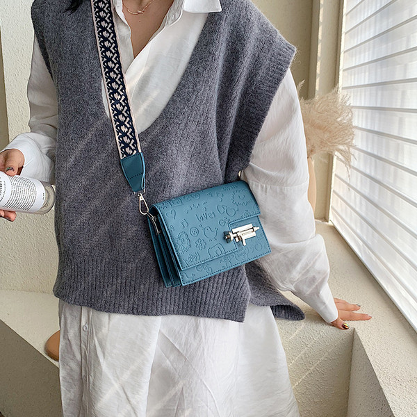 Modern női táska fém elemmel több színben