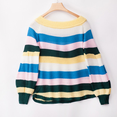 Női színes pulóver széles ujjakkal és csupasz váll