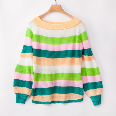 Női színes pulóver széles ujjakkal és csupasz váll