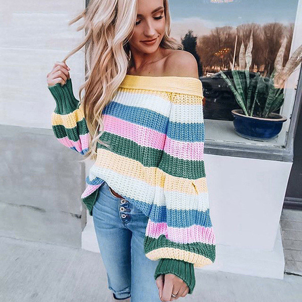 Női színes pulóver széles ujjakkal és csupasz váll