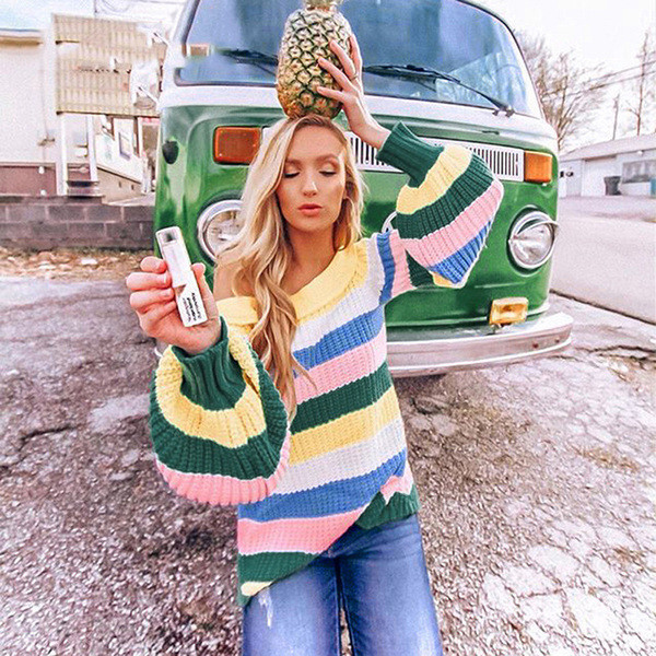 Női színes pulóver széles ujjakkal és csupasz váll