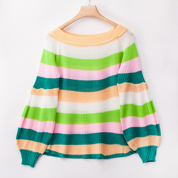 Női színes pulóver széles ujjakkal és csupasz váll