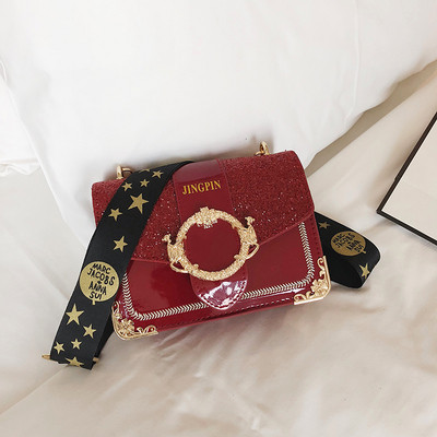 Stílusos női táska fényes részecskékkel és fém elemekkel négy színben